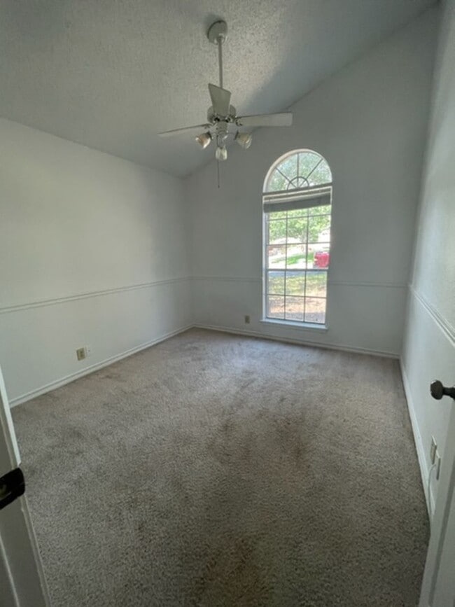 Building Photo - Move In Special! Beautiful 4-Bedroom, 2-Ba...