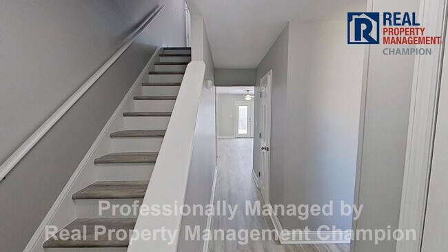 Building Photo - Beautifully 2 BD/1.5 BA End Unit Townhouse w/Garage