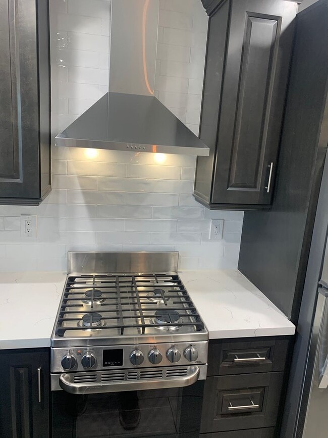 Building Photo - Fully Updated Spacious Studio Above Garages in Pasadena!