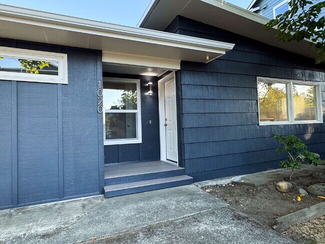 Building Photo - Freshly Updated 4-Bed Retreat Centrally Located in Bellingham