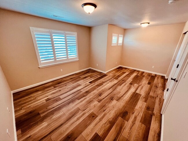 Building Photo - Stunning 5 bedroom W/Bed & Full Bath on Main Floor