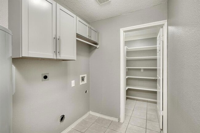 Building Photo - 2801 Adelen Ln