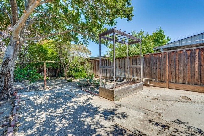 Building Photo - 1940's Quaint 2 Bedroom Single Story Home off of Hedding Street with Modern Amenities & Great Bac...