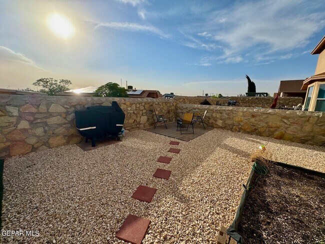 Building Photo - 10041 Paloma Dr