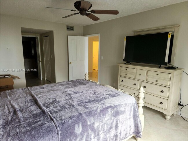 Building Photo - 3725 S Ocean Dr