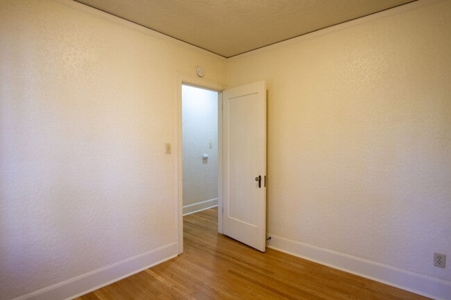 Building Photo - 1930's Townhouse in Idyllic Setting- Vinta...