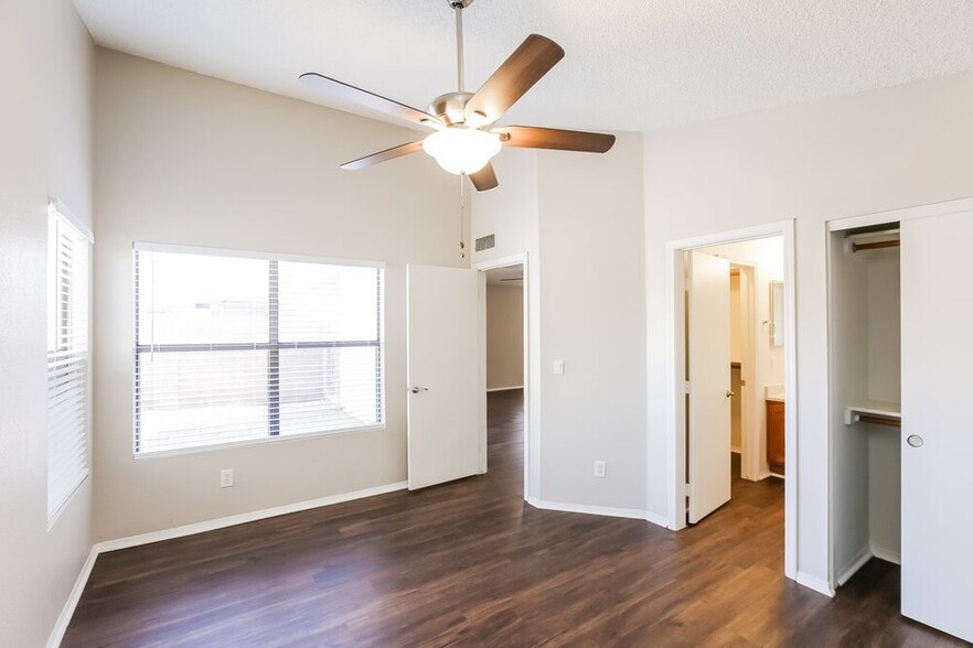 Building Photo - 11622 W Olive Dr