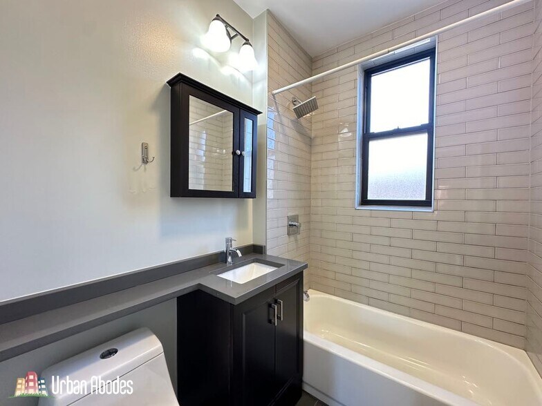 Building Photo - 4426 N Wolcott Ave