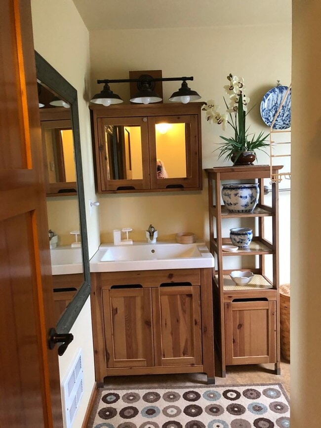 Building Photo - Location! Location! Your fully furnished Cairn Cottage is located in Coupeville! $200 MOVE IN CRE...