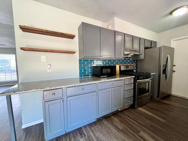 Building Photo - 3 Bedroom 2 Bath~ Close to Fort Sam!