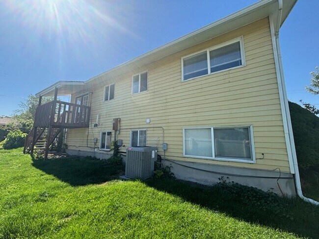 Building Photo - Beautiful Home with Nice Fenced Yard - 1 C...