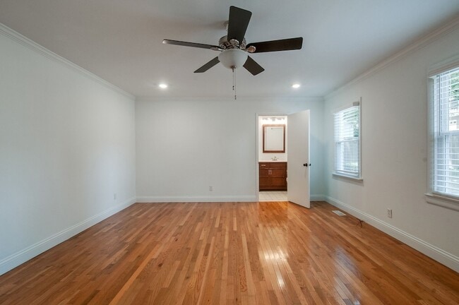 Building Photo - 1006 S Douglas Ave