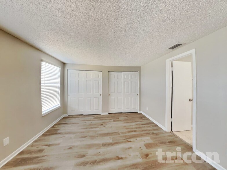 Building Photo - 16137 Ravendale Dr