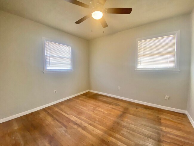 Building Photo - 3 bed 1 bath newly updated now available