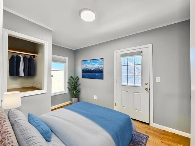 Building Photo - 305 Safford St