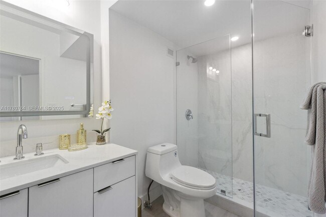 Building Photo - 100 Lincoln Rd