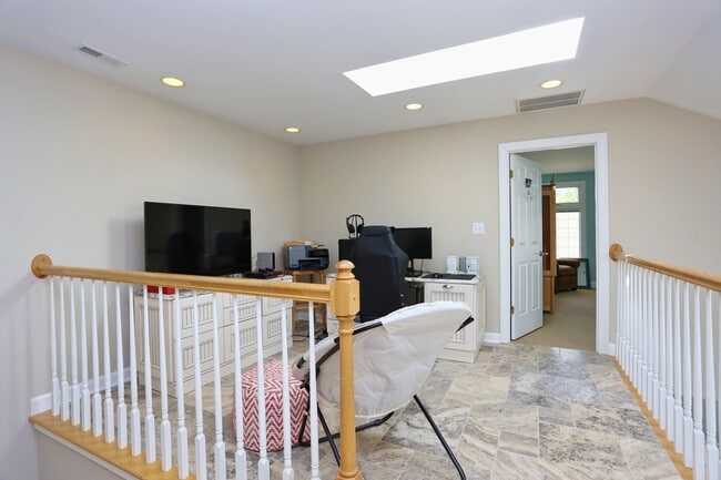 Building Photo - End Unit Townhome in the Heart of Chapel Hill