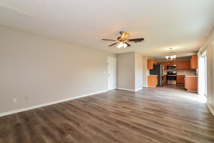 Building Photo - 582 Southridge Rd