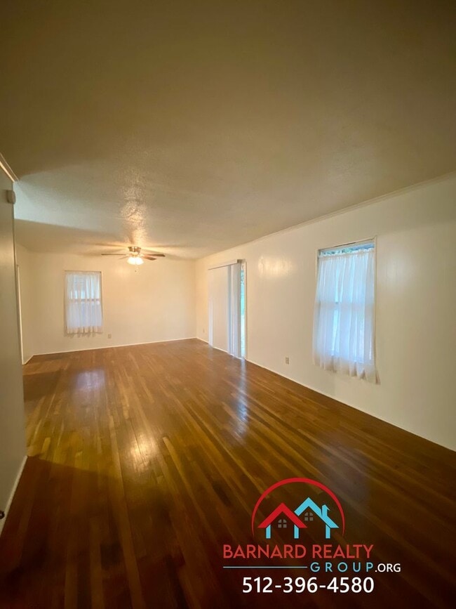 Building Photo - Available Now: 2 bed/1 bath with Fenced Ya...