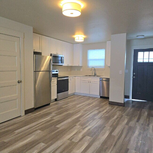 Building Photo - 2 bed, 2 bath with great views!