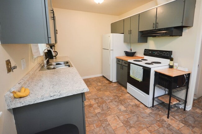Building Photo - Beautifully updated home in desirable Coun...