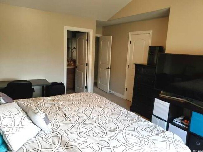 Building Photo - Beautiful 3 Bedroom Town Home PG!