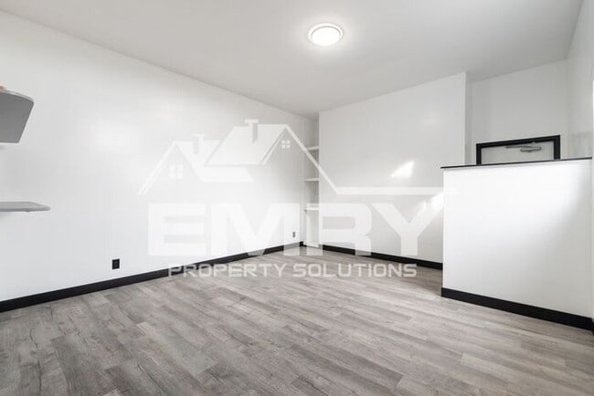 Building Photo - 942 S Gerhart Ave