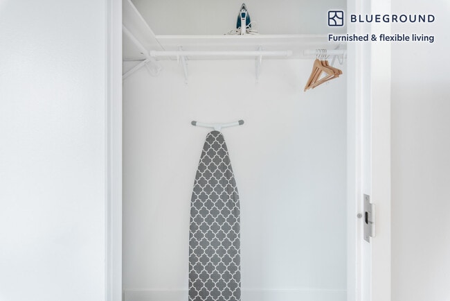 Building Photo - 1536 W Chicago Ave