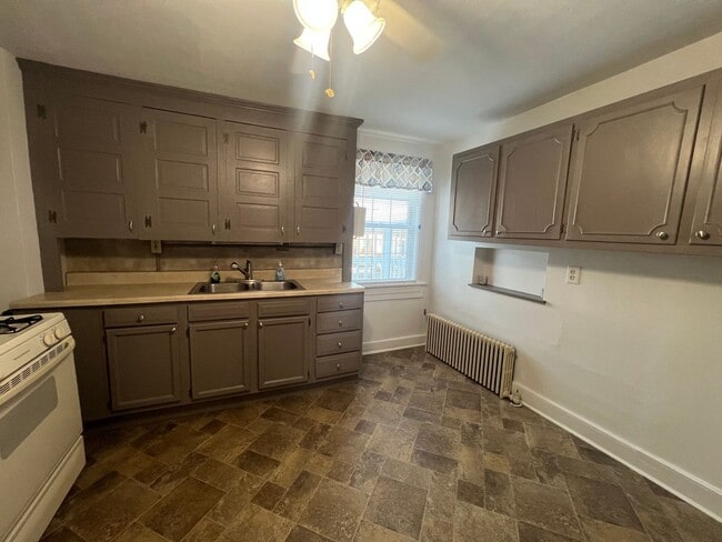 Building Photo - 1221 E Philadelphia St