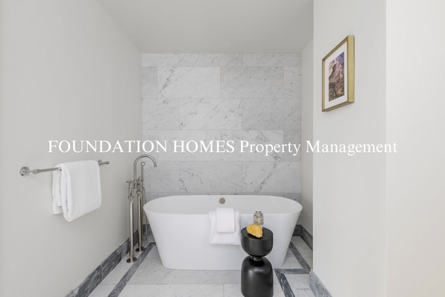 Building Photo - Luxury 2BD/2BA Condo at Union House!  Panoramic Views!  Doorman!  A/C!  FOUNDATION HOMES