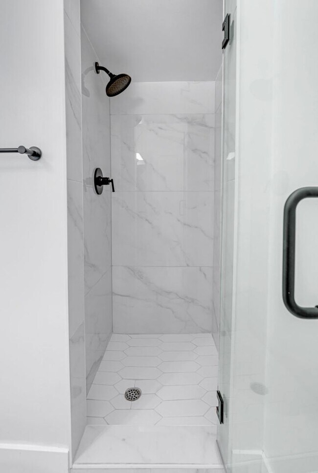 Building Photo - Gorgeous Remodeled 3 Bedroom 2 Bath Pool H...