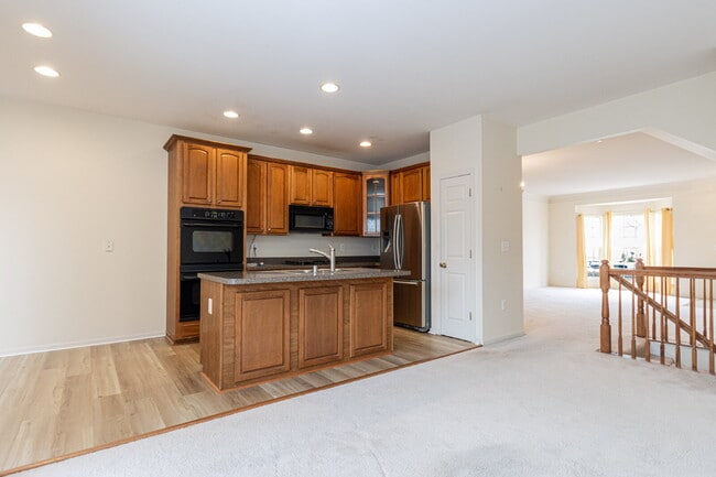 Building Photo - Well-maintained interior row townhouse in the desirable Dogwoods community near Quantico.