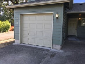 Building Photo - 3 bedroom 2 bath Thurston Hills town house