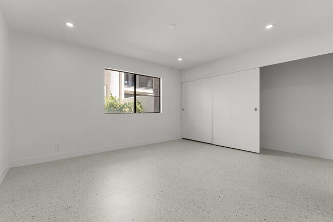 Building Photo - 1400 E Palm Canyon Dr