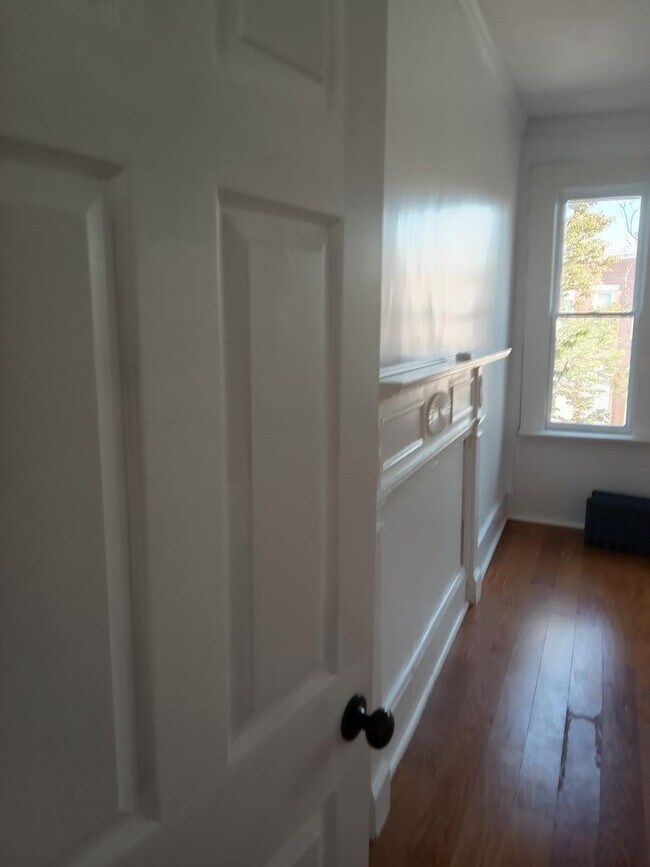 Building Photo - Large lovely 3BR, 1.5 bathroom home