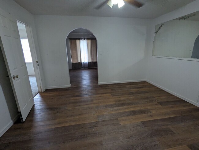 Building Photo - Spacious Updated 3 Bedroom Home