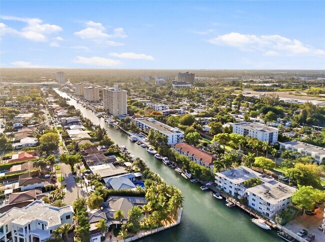 Building Photo - 2370 NE 135th St