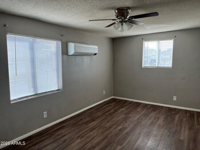 Building Photo - 102 E Ivy St