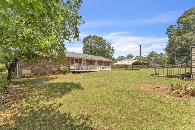 Building Photo - Charming 3-Bed, 2-Bath Haven in Anderson w...