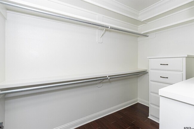 Building Photo - 2801 Wexford Dr