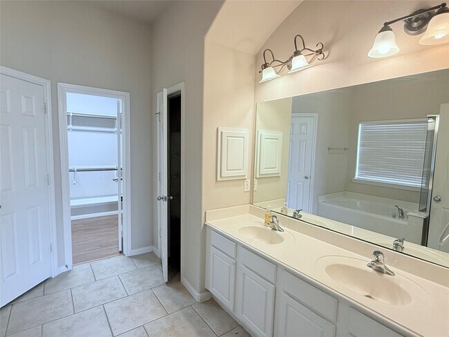 Building Photo - 13907 Normandy Ct