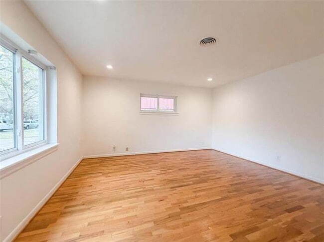 Building Photo - 509 Robinhood Dr