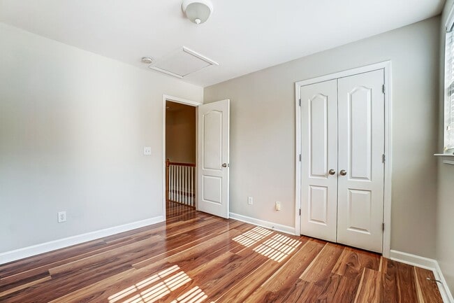 Building Photo - Charming Townhome in Sought-After Williams...