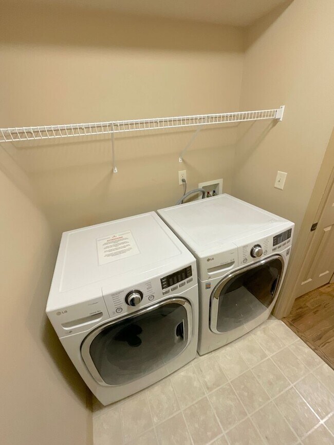 Building Photo - 4 Bedroom Home Available Near Barnes Rd & Peterson Rd!