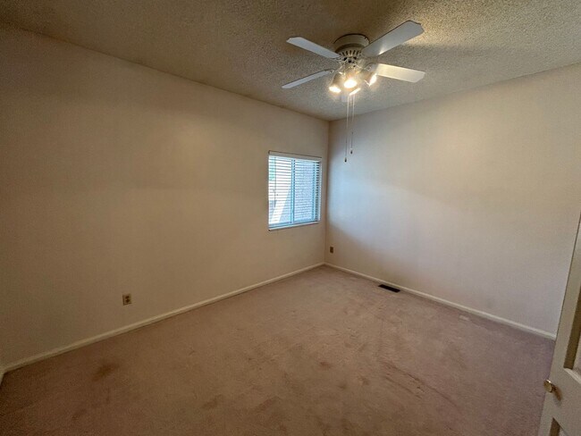 Building Photo - 2 Bed/ 1.5 Bath Home