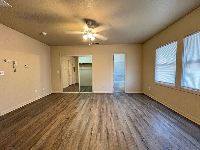 Building Photo - Cute Studio in Downtown Lodi