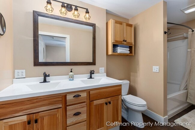 Building Photo - 3 bed, 2.5 bath Located on Bostwick Lake