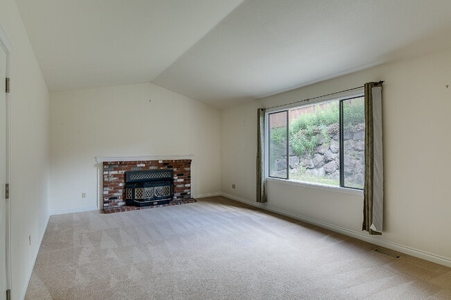 Building Photo - Gorgeous 3 bedroom home in College Hill Skyridge neighborhood of Bellevue