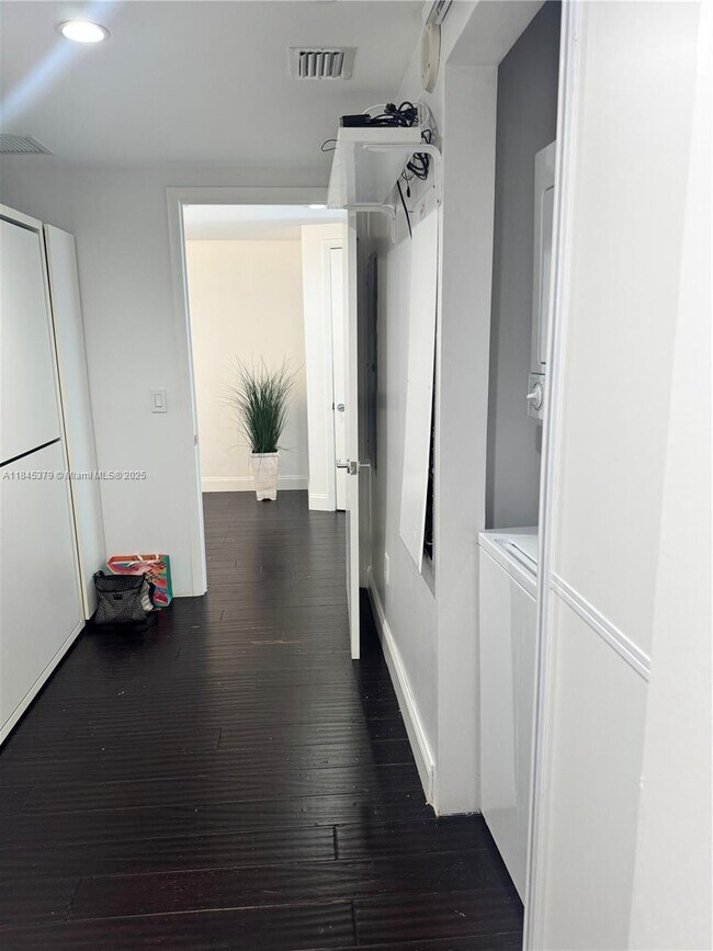 Building Photo - 17001 Collins Ave