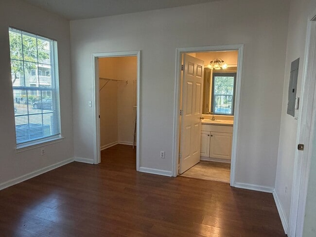 Building Photo - First Floor Condo - Estate at Westbury